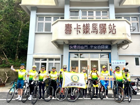 車隊在壽卡鐵馬驛站前合影