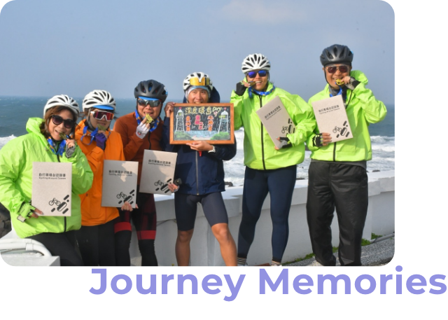 車友手持紀念相框與紀念冊合影，圖上疊有 Journey Memories 字樣