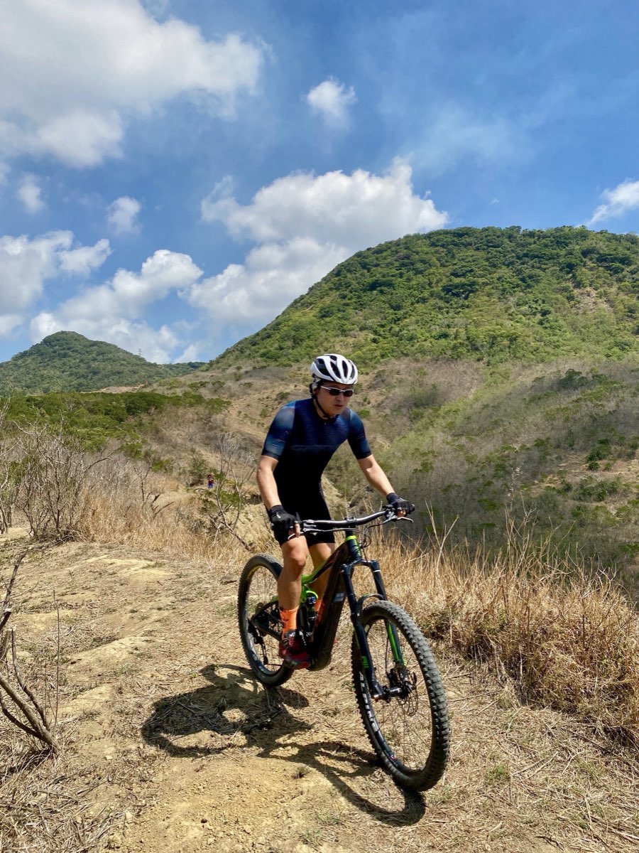 領隊騎登山車穿越山間步道
